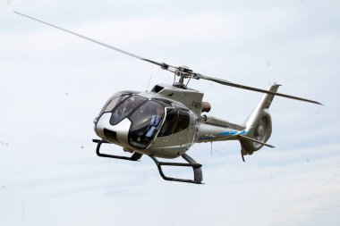 Odessa, Ukrayna - 4 Haziran 2013: Bulutlu bir günde yaz özel test ışık modern sivil helikopter iş sınıfı küçük bir özel Havaalanı sunumu