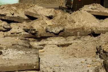 Odessa, Ukrayna - 25 Nisan 2017: Metro siperlerine komün için. İnşaat işçileri döşeme ve Metro araçları veya hizmet borular inşaat sitede yükleme için siperler kazmak.