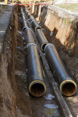 Odessa, Ukrayna - 2017 yaklaşık: Onarım şehir su kaynaklarının. Eski paslı metal borular plastik borular üzerinde değiştirme. Yeni modern teknolojiler kentsel mühendislik ağlar. Şehir su boru hattı