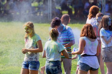 Odessa, Ukrayna - 5 Ağustos 2017: Gençler, bayanlar baylar bayram tatil sırasında renkli toz içine atma iyi eğlenceler. Festivali renkli boya. renkler aşk festival. Renk fest