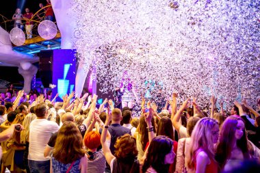 Odessa, Ukrayna - 31 Mayıs 2014: Kalabalık insan yaratıcı ışık ve müzik gösterisi sırasında bir konserde bir gece kulübünde eğleniyor. Kulüp partisi büyük şeker duş neşeli gençler.