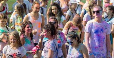 Odessa, Ukrayna - 5 Ağustos 2017: Gençler, bayanlar baylar bayram tatil sırasında renkli toz içine atma iyi eğlenceler. Festivali renkli boya. renkler aşk festival. Renk fest