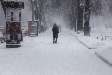 Odessa, Ukrayna-Ocak 16, 2018: Güçlü kar yağışı, Siklon kışın şehir sokaklarda. Arabalar karla kaplıdır. Kaygan yol. Kışın kötü hava: şiddetli kar yağışı ve kar fırtınası. Yayalar kar üzerinde gitmek