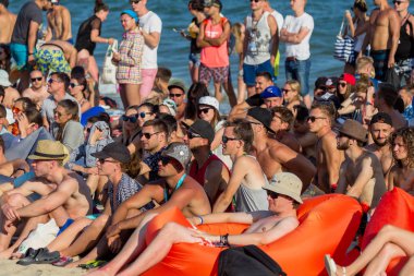 Odessa, Ukrayna -25 Ağustos 2017: büyük kalabalık, müzik sırasında rock konserinde hayranlarını gün boyunca. Seyirci kum Beach müzik ve spor festivali Z-Oyunlar sırasında