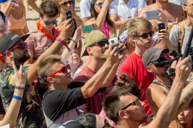 Odessa, Ukrayna -25 Ağustos 2017: büyük kalabalık, müzik sırasında rock konserinde hayranlarını gün boyunca. Seyirci kum Beach müzik ve spor festivali Z-Oyunlar sırasında