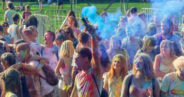 Odessa, Ukrayna - 5 Ağustos 2017: Gençler, bayanlar baylar bayram tatil sırasında renkli toz içine atma iyi eğlenceler. Festivali renkli boya. renkler aşk festival. Renk fest