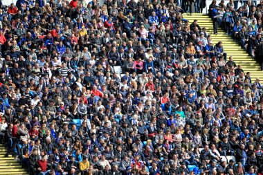 Odessa, Ukrayna - 10 Temmuz 2013: duygusal futbol taraftarları Stadı nda futbol kulübü Chernomorets, 10 Temmuz 2013, Odessa, Ukrayna bir oyun sırasında destek