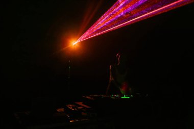 Odessa, Ukrayna - 5 Ağustos 2017: gösteri ışıklar. Lazer gösterisi. Gece kulübünde dj partileri müzik, ses parlak ışık ile dans kullanın. Club gece ışık dj parti kulübü. Duman ve ışıklar ile araba