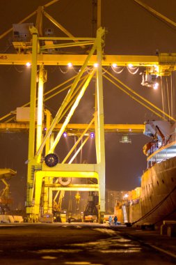 Odessa 21 Kasım: konteynerler içinde iyichevck seaport Denizcilik gemi üzerinde gece, gündüz, 21 Kasım 2012 yükleme boşaltma odessa, Ukrayna