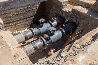 Odessa, Ukrayna - 2017 yaklaşık: Onarım şehir su kaynaklarının. Eski paslı metal borular plastik borular üzerinde değiştirme. Yeni modern teknolojiler kentsel mühendislik ağlar. Şehir su boru hattı