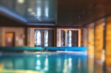 Bir rekreasyon alanı kamp içinde yüzme havuzu arka plan bulanık. Bulanık iç Havzası ile sıcak koyu renkler. Yaratıcı moda tasarımı için temel olarak.