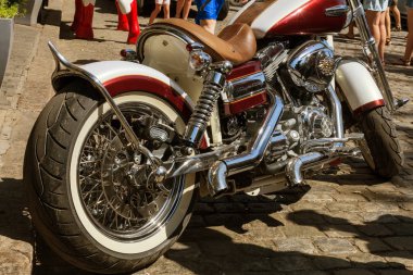 Odessa, Ukrayna 16 Ağustos 2017. Benzersiz motosiklet modellerinin benzersiz, efsanevi eski ve modern pahalı bisikleti otomatik toplayıcıları sergisinde geleneksel sergisinde gösterdi. Bisiklet gösterisi