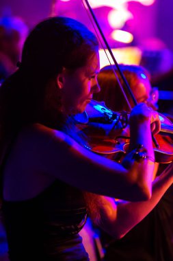 Odessa, Ukrayna 14 Ağustos 2018: Müzikal gösteri, çeşitli Senfoni Orkestrası Odessa Ulusal Opera ve Bale Tiyatrosu sahnesinde. Orkestra Enstrümanları müzisyenler sahne tiyatro sahne,