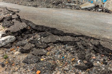 Yüzünden yollarının yapımı teknolojisi, şiddetli yağmur ve büyük dalgalar deniz asfalt yol yıkadı ve çok sayıda tehlikeli hataları kurdu
