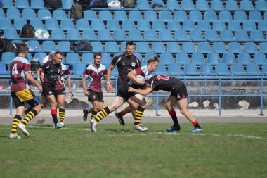 Odessa, Ukrayna - 29 Eylül 2018: Final Oyunları Şampiyonası Ukrayna'nın en güçlü takımları Rugby-7. Rugby topu alan üzerinde. Rugby topu için ağır mücadele sahip. Takım sporcular oyuncular sahada