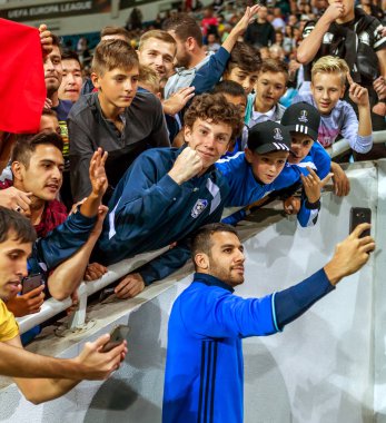 Odessa, Ukrayna - 15 Eylül 2016: Aktif futbol tribün taraftarlara