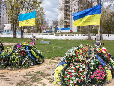 Jitomir, Ukrayna - 23 Nisan 2015: İkinci Dünya Savaşı ve Ukraynalı milliyetçiler, iç savaş, Ato Donbas yeni Rusya'da öldürüldü faşistler mezar yakınındaki bir anıt ölen Şehitliği askerler