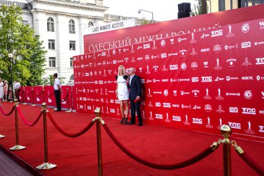 Odessa, Ukrayna - 10 Temmuz 2015: 6 Uluslararası Film Festivali Odessa, kırmızı halı açılış. Bir fotoğrafçı olarak çalıştı. Birçok seyirci ve paparazzi göz alıcı konuklar karşıladı.