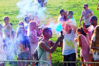 Odessa, Ukrayna - 5 Ağustos 2017: Gençler, bayanlar baylar bayram tatil sırasında renkli toz içine atma iyi eğlenceler. Festivali renkli boya. renkler aşk festival. Renk fest