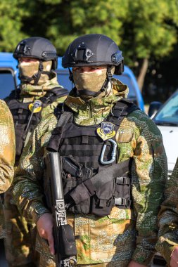 Odessa, Ukrayna - 1 Ağustos 2018: özel kuvvetler Ukraynalı polis özel silahlar ile tam savaş formunda saflarında. Urkainain özel kuvvetler çevik mukabele polis, Anti-terör asker
