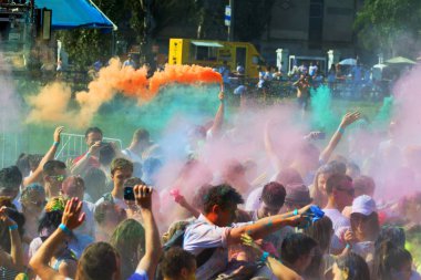 Odessa, Ukrayna - 5 Ağustos 2017: Gençler, bayanlar baylar bayram tatil sırasında renkli toz içine atma iyi eğlenceler. Festivali renkli boya. renkler aşk festival. Renk fest