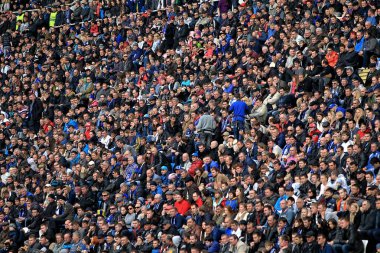 Odessa, Ukrayna - 10 Temmuz 2013: duygusal futbol taraftarları Stadı nda futbol kulübü Chernomorets, 10 Temmuz 2013, Odessa, Ukrayna bir oyun sırasında destek