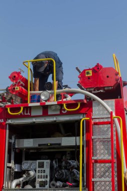 Odessa, Ukrayna - 5 Ağustos 2017: itfaiyeci itfaiye arabası üzerinde. Yangın söndürme araç açık havada özel ekipman ile. İtfaiye araçları, su yanma bölgesi. İtfaiye su