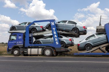 Odessa, Ukrayna 1 Eylül 2017: Araba taşıyıcıları arabaya taşımak. Özel kamyonlar arabayla taşımacılığı. Çok katmanlı ulaşım araçları için özel römork. Arabalar römork taşıma