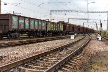 Odessa, Ukrayna - 28 Eylül 2015: Ukrayna Demiryolları trenlerle yük hareketi. Demiryolu kavşak. Demiryolu üzerinde işaretler. Tren trafik ışıkları. Biçimini değiştirme.