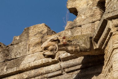 Mistik iç cephe terkedilmiş kalıntıları harap antik kale, binanın konak. Eski duvarlar, çöp ve çamur ile koridor mahvetti. Vandallar tarafından tahrip antik tarihi bina kalıntıları