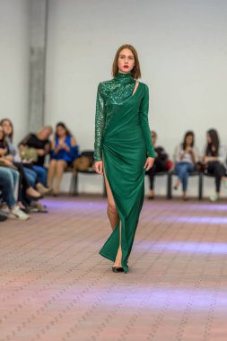 Odessa, Ukrayna - 3 Ekim 2015: Bir model bir kadın defile moda hafta Crf Odesa'da kalma sırasında pist yürür. Yeni koleksiyon Sonbahar - 2015 Abiye ve ulusal vatansever motifler. Genç kadın ve kadın