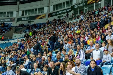 Odessa, Ukrayna - 15 Eylül 2016: Aktif futbol tribün taraftarlara