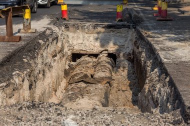 roadworks onarın. Hendek eski paslı boruları ve su için rutin onarım ve yedek kış Isıtma sezon önce açıklanması kanalı ısıtıcı