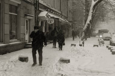 Odessa, Ukrayna-Ocak 16, 2018: Güçlü kar yağışı, Siklon kışın şehir sokaklarda. Arabalar karla kaplıdır. Kaygan yol. Kışın kötü hava: şiddetli kar yağışı ve kar fırtınası. Yayalar kar üzerinde gitmek