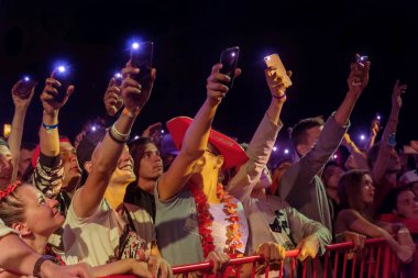 Odessa, Ukrayna-25 Ağustos 2017: büyük kalabalık, gün boyunca rock konseri sırasında müzik hayranları göster. Seyirci kum Beach müzik ve spor Z-Oyunlar Festivali sırasında