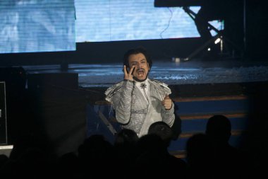Odessa, Ukrayna, 17 Nisan 2012: Pop konser ikonik Rus şarkıcı Philip Kirkorov Odessa'daki. Ful ile parlak renkli ışık ve tiyatro gösterisi.