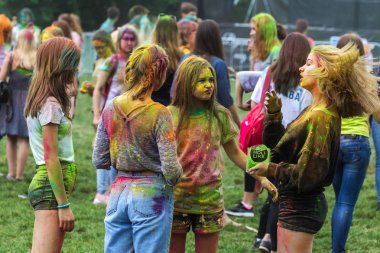 KRASNODAR, RUSSIA - May11,2018: Renkler Festivali, geleneksel Hint Holi festivali. Gençler Holi bayramında renkli pudra atarken eğleniyorlar. Renkli boya festivali. Renk Festivali