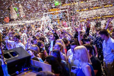 Odessa, Ukrayna - 31 Mayıs 2014: Kalabalık insan yaratıcı ışık ve müzik gösterisi sırasında bir konserde bir gece kulübünde eğleniyor. Kulüp partisi büyük şeker duş neşeli gençler.