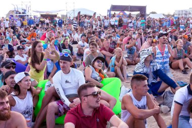 Odessa, Ukrayna -25 Ağustos 2017: büyük kalabalık, müzik sırasında rock konserinde hayranlarını gün boyunca. Seyirci kum Beach müzik ve spor festivali Z-Oyunlar sırasında