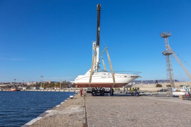 Varna, Bulgaristan - 21 Kasım 2015: özel yat bir iskele marina deniz bağlantı noktası Varna gelen suyu denize indirmek. Seaport Vinçler, profesyonel eser.