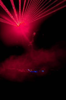 Odessa, Ukrayna - 5 Ağustos 2017: gösteri ışıklar. Lazer gösterisi. Gece kulübünde dj partileri müzik, ses parlak ışık ile dans kullanın. Club gece ışık dj parti kulübü. Duman ve ışıklar ile araba