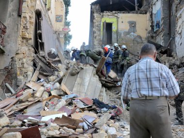   Odessa, Ukrayna - 23 Mayıs: Konut binası deprem sırasında yok. Kurtarma ekipleri ve gönüllü ve askeri ayrı arayışı içinde yaşayan, 23 Mayıs 2013 moloz Odessa, Ukrayna                             