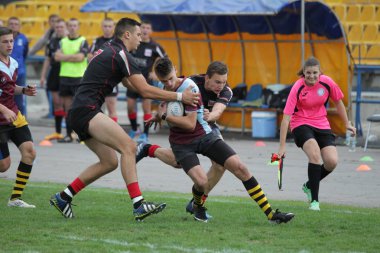 Odessa, Ukrayna - 29 Eylül 2018: Final Oyunları Şampiyonası Ukrayna'nın en güçlü takımları Rugby-7. Rugby topu alan üzerinde. Rugby topu için ağır mücadele sahip. Takım sporcular oyuncular sahada