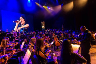 Odessa, Ukrayna 14 Ağustos 2018: Müzikal gösteri, çeşitli Senfoni Orkestrası Odessa Ulusal Opera ve Bale Tiyatrosu sahnesinde. Orkestra Enstrümanları müzisyenler sahne tiyatro sahne,