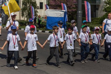 Novorossiysk, Rusya - 1 Mayıs 2018: Mayıs günü gösteri. Barış! İş! Mayıs! Çocuk spor. Çocuk sporcular madalya şampiyonu göğüs ile Mayıs günü gösteri yürüyüşüne gitmek