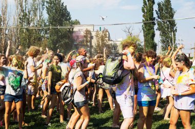 Odessa, Ukrayna - 5 Ağustos 2017: Gençler, bayanlar baylar bayram tatil sırasında renkli toz içine atma iyi eğlenceler. Festivali renkli boya. renkler aşk festival. Renk fest