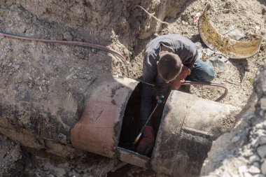 Yerine eski sökülmesi, su boruları yıpranmış. Eski paslı boruları kesme çalışma kaynak. Eski paslı metal su boruları değiştirme. Metal gaz meşale ile kaynakçı keser