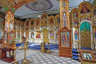 Odessa, Ukrayna: İç Ortodoks Kilisesi, sunak, İkonostasisin ve güzel tarihi mimari kemerler, simgeler, freskleri, bas-reliefs doğal altın yaldız ışık, boyalı