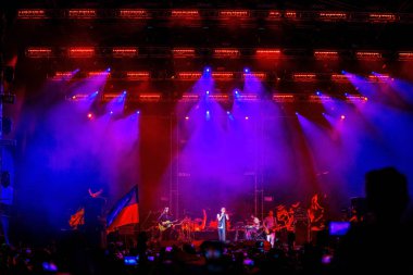 Odessa, Ukrayna - 28 Haziran 2014: Ukrayna grubunun Okean Elzy yaratıcı ışık ve müzik gösterisi sırasında bir konserde stadyumda eğlenmek insanların büyük bir kalabalık. Kulüp partisinde neşeli parlak gösteri
