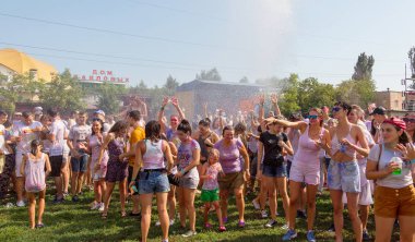 Odessa, Ukrayna - 5 Ağustos 2017: Gençler, bayanlar baylar bayram tatili sırasında birbirlerine renkli toz atma eğleniyorlar. Erkek ve kız ıslak giysileri içinde iyi eğlenceler. Islak parti